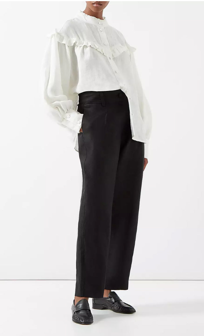 Irish linen trousers in a slightly cropped length with pockets and small pleats at the front 